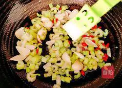 Illustration of how to stir-fry celery and lilies 12