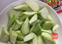 Illustration of how to stir-fry loofah and pickled mustard 2