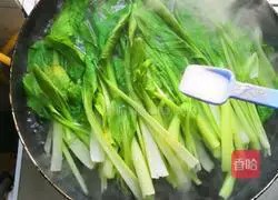 Illustration of how to make garlic greens 4