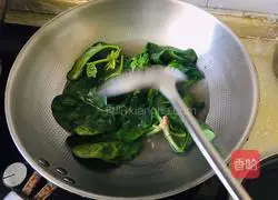 Illustration of how to make spinach with fern root powder 4