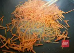 Illustration of how to make spicy fried shredded carrots 5