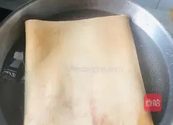 Illustration of how to make pig skin jelly 1