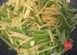Illustration of how to make green pepper and potato shreds 8