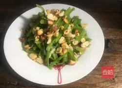 Illustration of how to mix peanuts with spinach stems 20