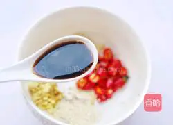 Illustration of how to make cold spicy lotus root slices 4