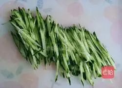 Illustration of how to mix cucumber with vermicelli 3