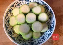 Illustration of how to make garlic steamed loofah 2