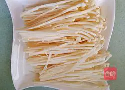 Illustration of how to make cold celery and enoki mushrooms 2