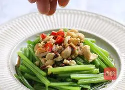 Illustration of how to make celery with cashew nuts 10