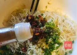 Illustration of how to make cold mung bean sprouts 13