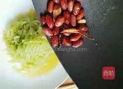 Illustration of how to make shredded cold lettuce 10