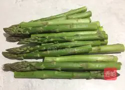 Illustration of how to make asparagus with oil 1