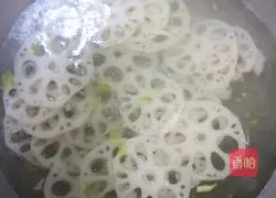 Illustration of how to make celery and lotus root slices with oil 4