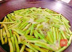 Illustration of how to make stir-fried green beans 3