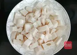 Illustration of how to stir-fry lotus root with double pepper 4