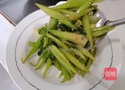 Illustration of how to stir-fry celery with minced garlic 6