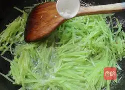 Illustration of how to make stir-fried shredded lettuce 6