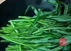 Illustration of how to make stir-fried water spinach with soybean paste in Xiangchou 2