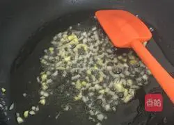 Illustration of how to stir-fry cashews with celery and lily 4