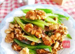 Illustration of how to make fried celery and walnut kernels 7