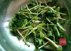 Illustration of how to make cold folded ear roots as a light summer meal 7