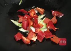 Illustration of how to stir-fry red pepper and long beans with soy sauce 5
