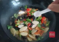 Illustration of how to stir-fry yam and fungus 5