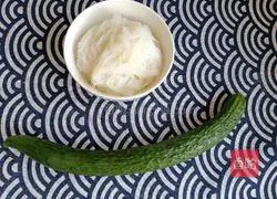 Illustration of how to mix cucumber with vermicelli 1