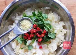 Illustration of how to make cold white fungus 10