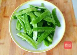 Illustration of how to make fried fungus with snow peas 1