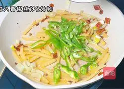 Illustration of how to make black pepper potato chips 4