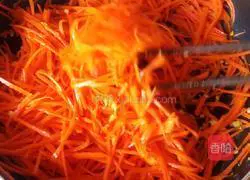 Illustration of how to make shredded garlic and carrots 9