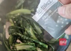 Illustration of how to stir-fry garlic with lettuce 7