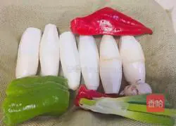 Illustration of how to stir-fry wild rice with double peppers 2