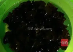 Illustration of how to cook cabbage and fungus 1