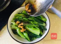 Illustration of how to make golden garlic with kale 7