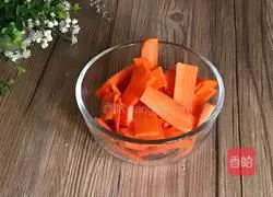 Illustration of how to stir-fry oyster mushrooms with cabbage 3