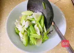Illustration of how to stir-fry celery and lily 12