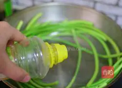 Illustration of how to make cold garlic moss 3