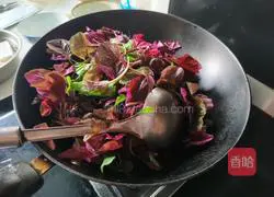 Illustration of how to stir-fry amaranth with garlic cloves 3