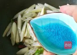 Illustration of how to make spicy and sour lotus root tips 10