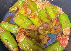 Illustration of how to make spicy pepper and enoki mushroom rolls 7