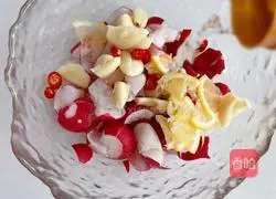 Illustration of how to make cold cherry radish 7