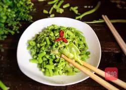 Illustration of how to make stir-fried water spinach stems with garlic 11