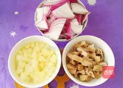 Illustration of how to stir-fry potatoes with onions and lotus root 2