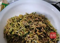 Illustration of how to make spicy dried radish 6