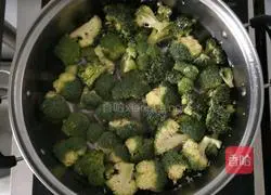 Illustration of how to make cold broccoli 3