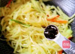 Illustration of how to make stir-fried shredded potatoes 7