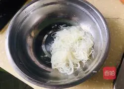 Illustration of how to mix Chinese cabbage with vermicelli 2