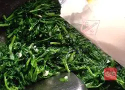 Illustration of how to stir-fry chrysanthemum 6